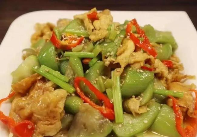 丝瓜炒鸡蛋10分钟上桌，鲜嫩下饭，美容清热全家爱？