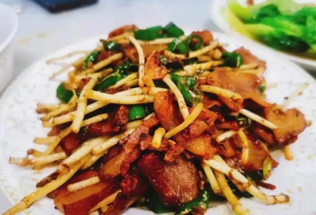00后小伙探贵阳美食，状元蹄辣子鸡上桌，舌尖惊艳到飞起