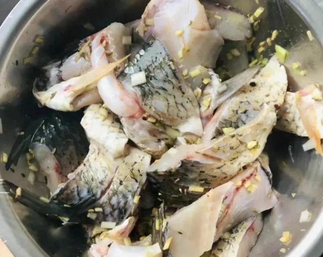 鱼腥味重不好吃？大厨教你一招，20分钟做出饭店级美味