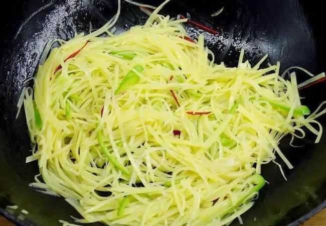 土豆丝炒得黏糊糊？大厨教你三招变脆爽！
