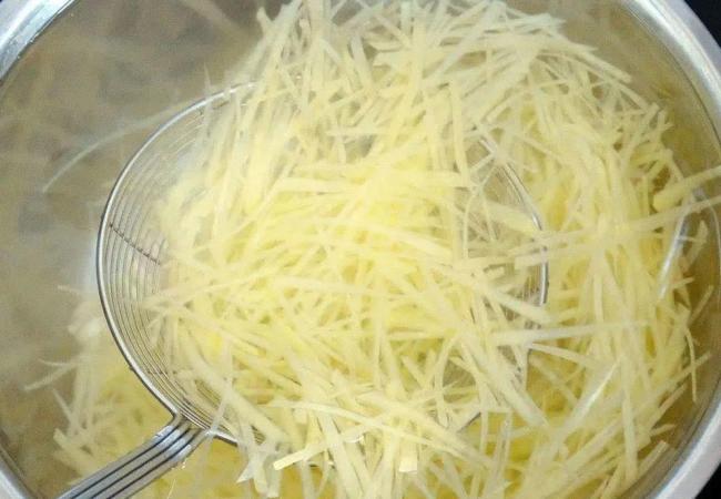 土豆丝炒得黏糊糊？大厨教你三招变脆爽！