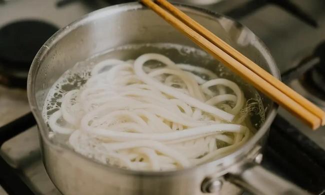 3个鸡蛋2个西红柿，半小时做碗香喷喷卤面，家人抢着吃