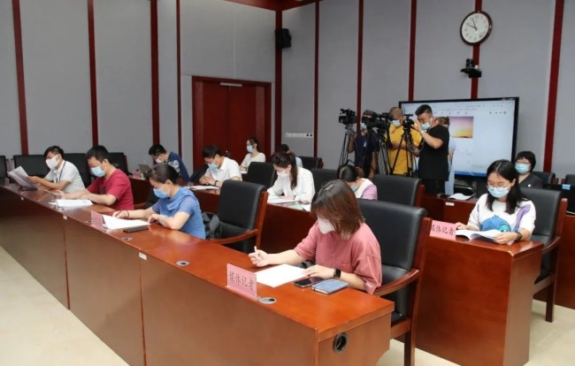 参见新闻发布会媒体记者
