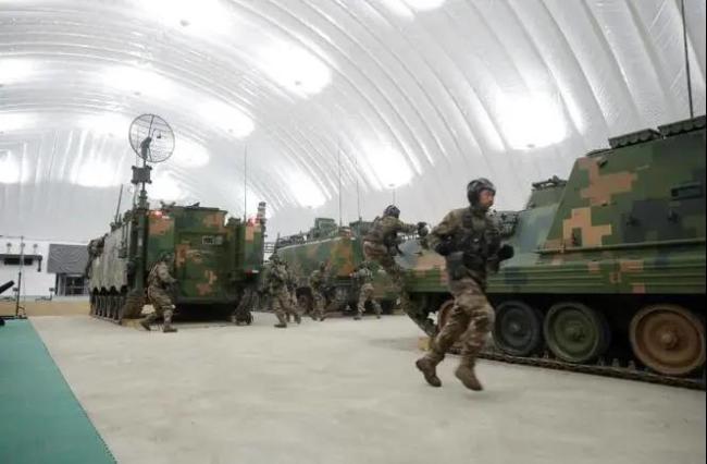 圍觀！解放軍新訓練場曝光 大棚裏能跑裝甲車