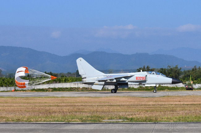 直击南部战区海军航空兵某旅导弹攻击训练