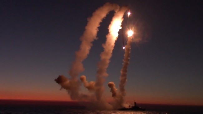 俄军“口径”导弹海上4枚连射火光照亮夜空