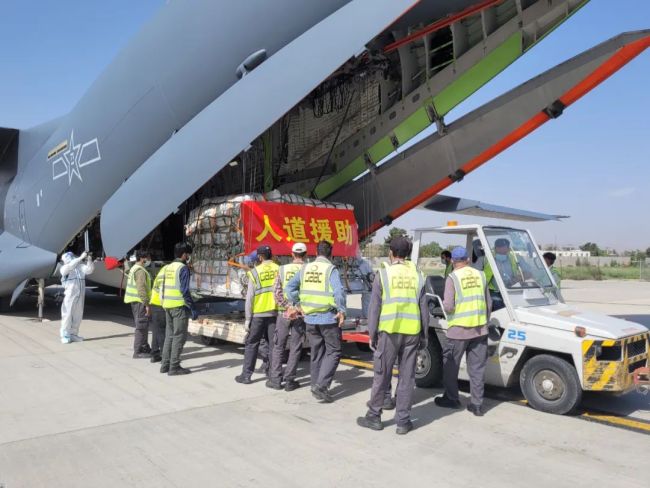 中国空军两架运-20飞抵阿富汗运送抗震救灾物资