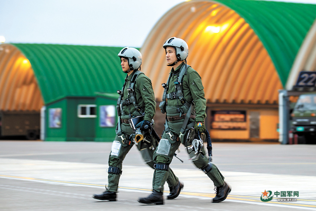 战鹰呼啸！空军航空兵某旅一场实战化飞行训练拉开帷幕