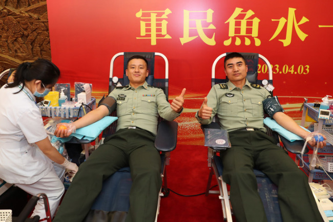 解放军驻澳门部队参加无偿献血活动