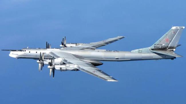 俄两架图-95MS战略轰炸机在巴伦支海和挪威海中立水域巡航飞行