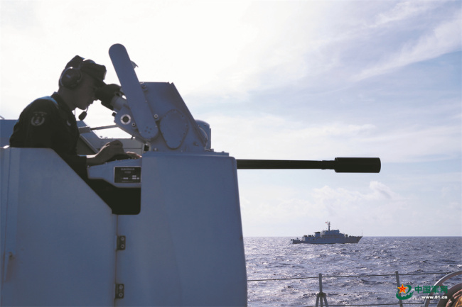 破浪驰骋、勇闯雷海，海军某扫雷舰大队开展反水雷训练
