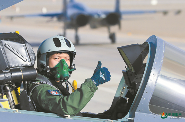 空军西安飞行学院某旅飞行学员训练影像：雏鹰呼啸云天
