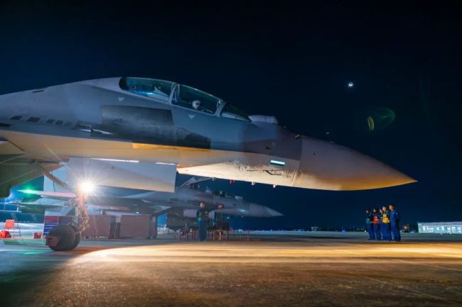 星夜起飞！空军航空兵某旅展开飞行训练