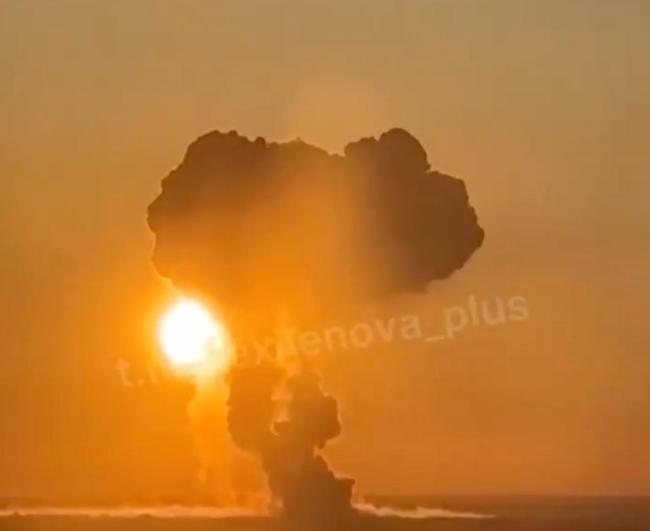 俄戰(zhàn)略轟炸機(jī)基地遭烏軍襲擊 巨大爆炸騰起蘑菇云