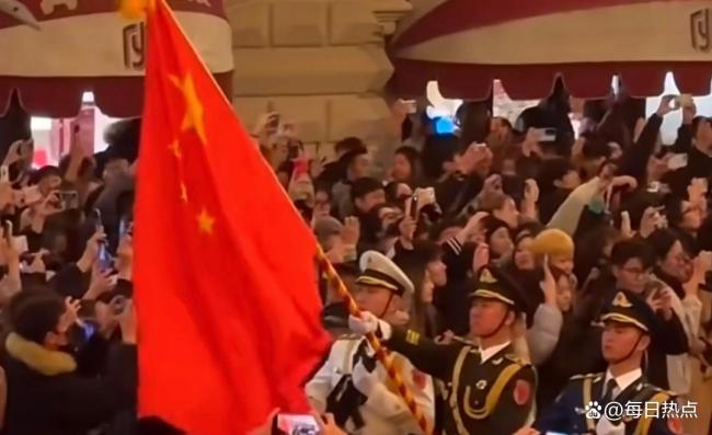 多国士兵纷纷跟解放军仪仗队合影 全球军人的“追星”密码