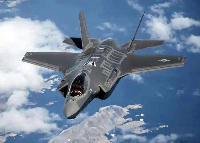 访问卡塔尔期间 特朗普再次吹嘘“六代机” 还要把F-35升级为双引擎 言论引发广泛关注