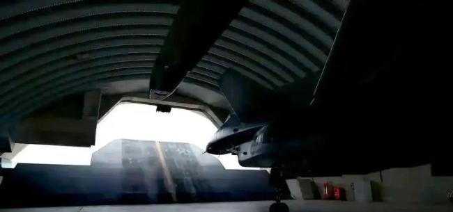 乌无人机暴打俄空天军基地，美空军参谋长担心中国如法炮制袭关岛 美军基地暴露脆弱