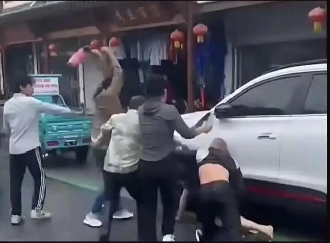 游客遭圍毆副所長(zhǎng)拉偏架被免職 警方處理引爭(zhēng)議