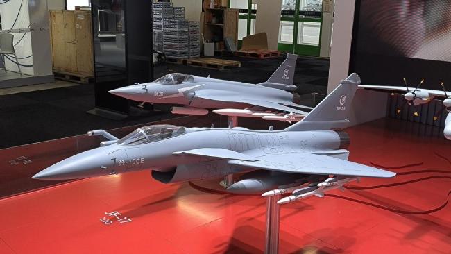 殲-10CE模型現(xiàn)身巴黎航展 占據(jù)C位備受關(guān)注