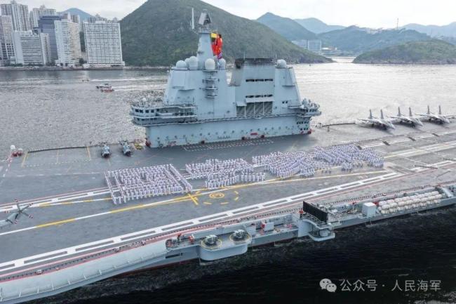 海军山东舰航母编队抵达香港 庆祝回归28周年