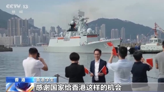 香港民众：看到祖国越来越强大很骄傲 山东舰航母编队访港