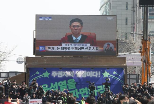 韩国上万民众起诉尹锡悦夫妇 紧急戒严令引争议