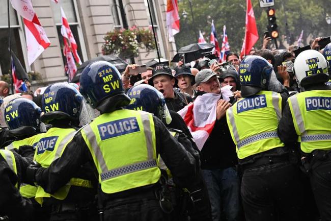 英国超10万人参加反移民游行 规模远超预期
