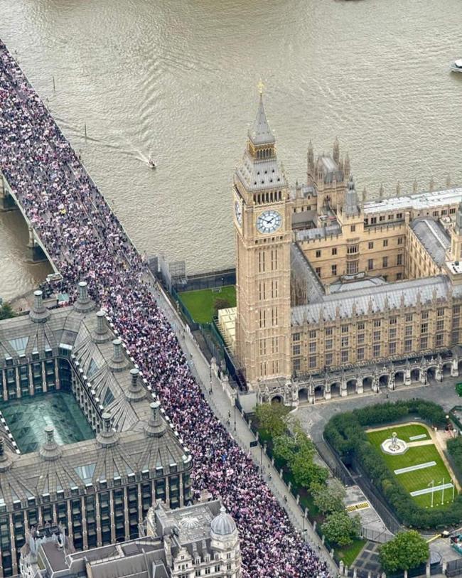 英国超10万人参加反移民抗议活动 规模远超预期