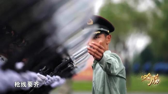 首次披露！九三阅兵劈枪刺刀全开刃 制式武器齐亮相