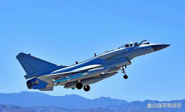 歼16强势驱离 中加军舰东海交锋 东海上空的紧张对峙