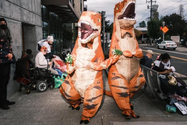 波特兰民众抗议政府派兵 扮成动物跳舞反驳“战区”说法