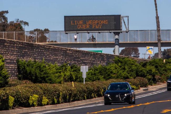 万斯安保车被军演炮弹碎片击中