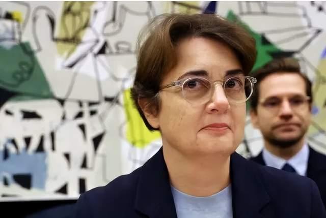 法国总统接受卢浮宫馆长辞呈