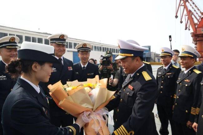 越南海军两艘舰艇抵达防城港 中越联合巡逻20周年庆典