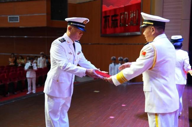 南部战区海军28名官兵晋衔 荣耀时刻见证初心使命