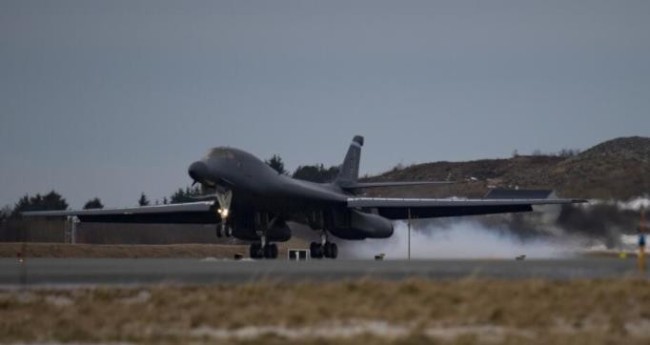 美B-1B轰炸机部署挪威后 发动机吸入平板电脑报废