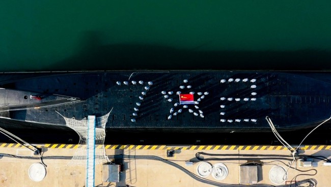 海军某潜艇基地官兵在潜艇上摆出“72”和五角星图案，庆祝人民海军成立72周年（资料照片）。新华社发（金昊 摄）