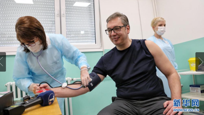 当地时间4月27日中午，塞尔维亚总统武契奇在塞南部多列瓦茨市普科瓦茨村卫生防疫站接种了第二剂中国国药集团新冠灭活疫苗。这是武契奇在接种前接受血压检测。