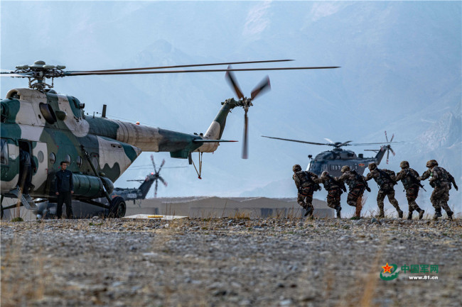 直击高原特战女兵首次直升机武装机降