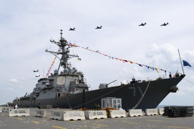 乌克兰“海军日”，美出动军舰战机为乌庆祝
