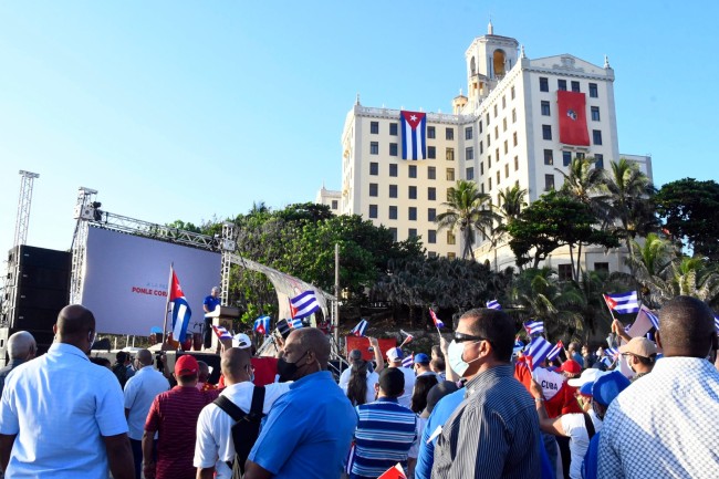 古巴大规模集会现场：90岁卡斯特罗举国旗上街