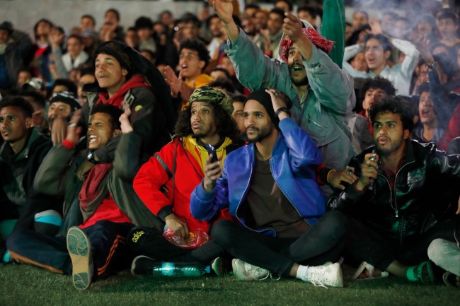 也门首都萨那卫生部门2021年12月14日说，民众13日晚在庆祝活动中对空鸣枪，造成至少5人死亡，另有124人受伤。据也门胡塞武装控制的马西拉电视台14日报道，也门U16国家男子足球队13日在西亚U16足球锦标赛决赛中击败沙特阿拉伯队获得冠军，萨那民众走上街头庆祝。在庆祝过程中有人对空鸣枪，流弹击中密集的人群，造成人员伤亡。