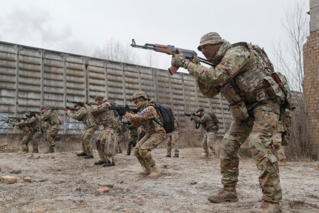 乌克兰预备役人员在基辅附近进行军事演习