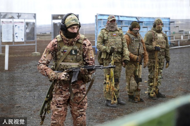 据路透社和国际文传电讯社12月25日消息，俄罗斯军方宣布，在进行了为期一个月的演习后，超过1万名俄罗斯军人已返回驻地。国际文传电讯社消息，俄军的演习在乌克兰附近的几个地区举行，包括克里米亚，以及俄罗斯南部的罗斯托夫和库班地区。