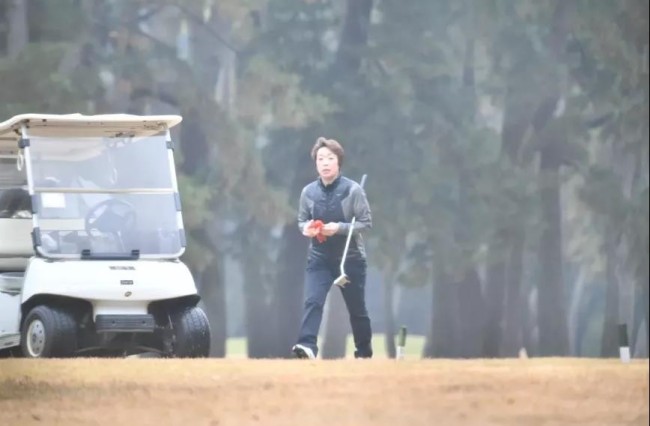 她和中国大使打高尔夫，有人不高兴
