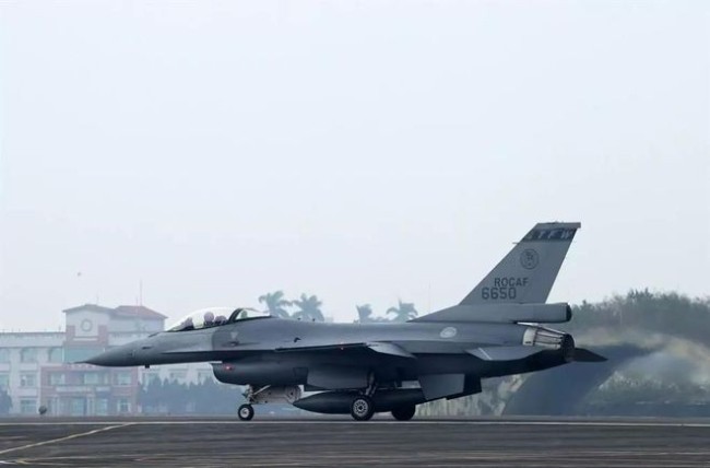 台军通报F-16V坠海：飞行员未跳伞，且全程按住通话键致地面无法沟通