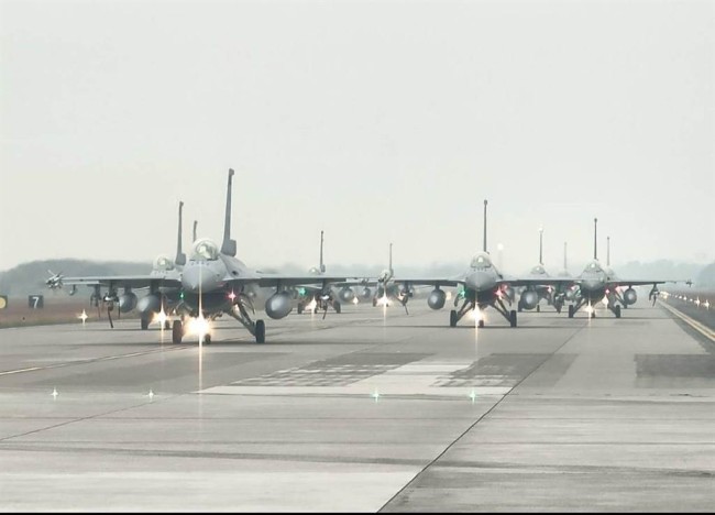 台军F-16V演练“大象漫步”，国台办：不自量力