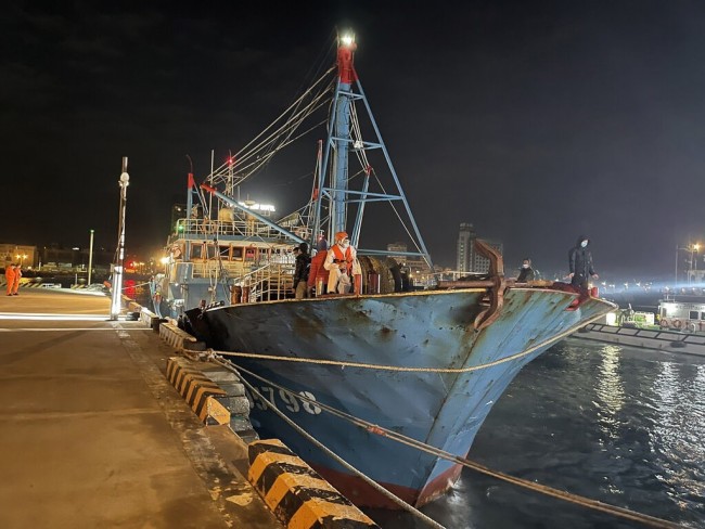 台当局又以“越界”为由扣押大陆渔船 渔民拿扫把自卫