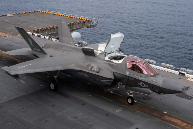 F-35B起飞前打开升力风扇的盖板，可以看到扇叶。