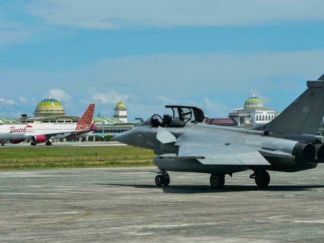 印尼宣布购买法国“阵风”，美批准向其出售F-15ID